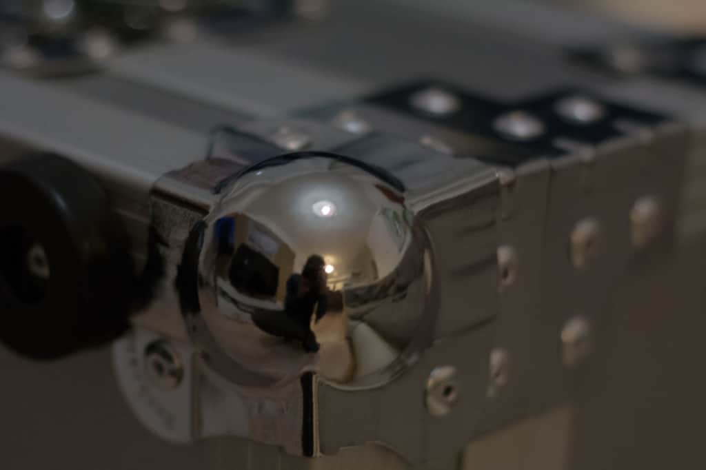 Verchromte Kugelecke