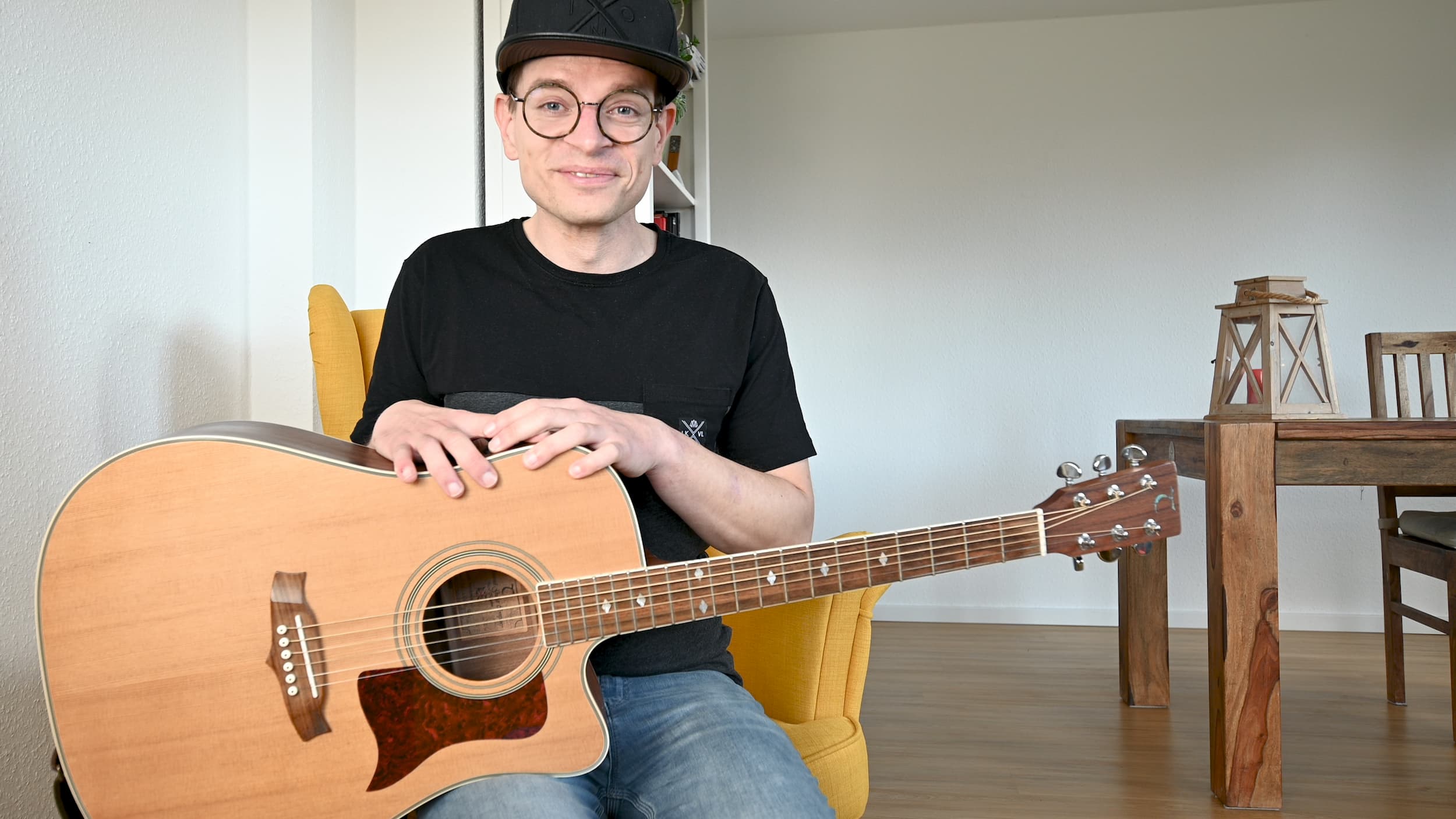 Bernd mit Gitarre